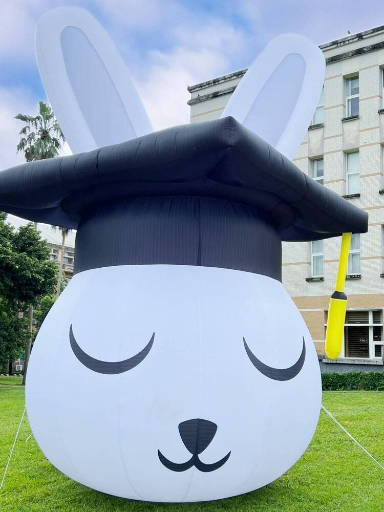 🎓 畢業快樂兔 × 東華❤️你 幸福打卡點正式亮相！(另開新視窗/jpg檔)圖片