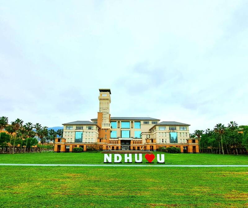 🎓 畢業快樂兔 × 東華❤️你 幸福打卡點正式亮相！(另開新視窗/jpg檔)圖片