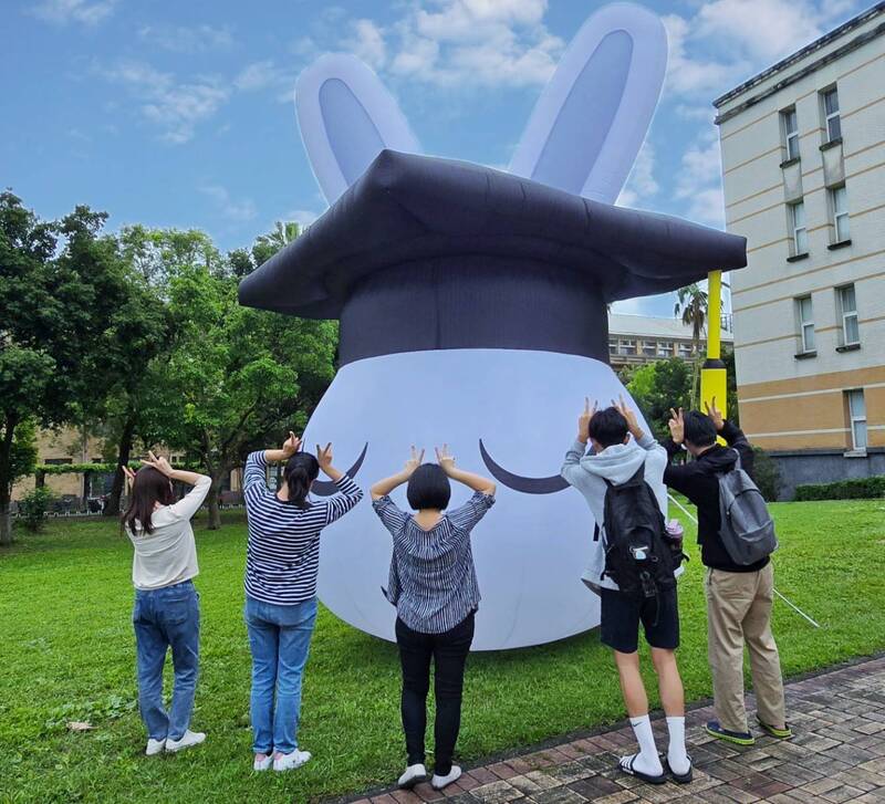 🎓 畢業快樂兔 × 東華❤️你 幸福打卡點正式亮相！(另開新視窗/jpg檔)圖片